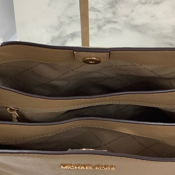 NWT- Michael Kors Shoulder Tote - Picture 3 of 4